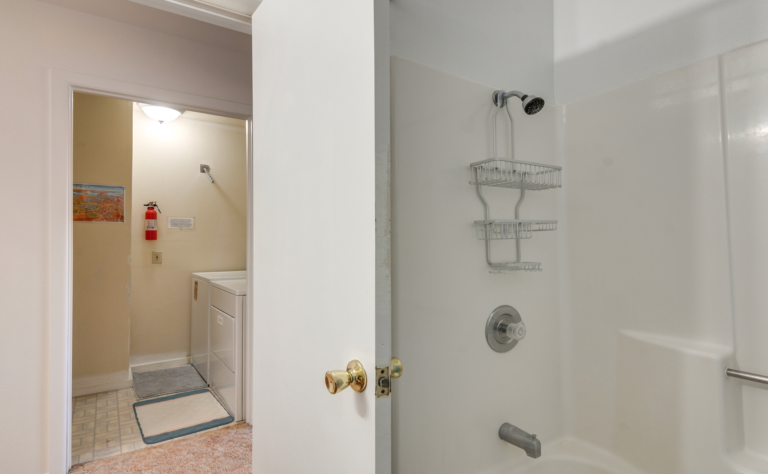 full bathroom apt 3