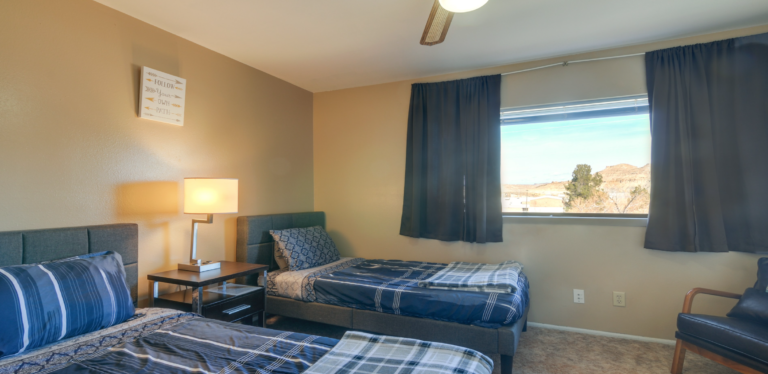 second bedroom with two twin beds